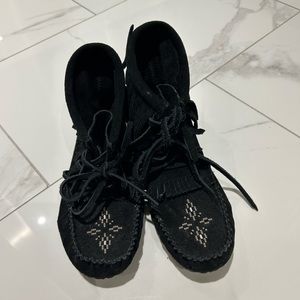 Black Harvester Manitobah Mukluks size L9/M7